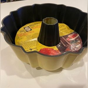 Vintage Yellow Cast Aluminum Bunt Pan